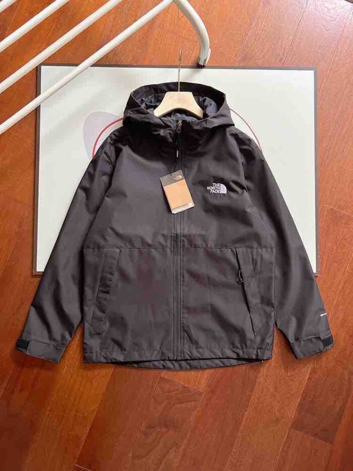 衝鋒衣,外套,夾克,登山外套推薦,出去玩出什麼,露營穿什麼比較好