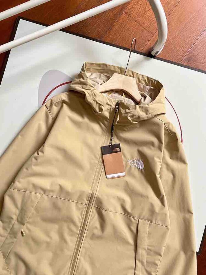 衝鋒衣,外套,夾克,登山外套推薦,出去玩出什麼,露營穿什麼比較好