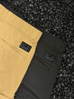 OAKLEY 服飾黑色與棕色展示:機能寬鬆休閒長褲,夏季戶外運動穿搭建議