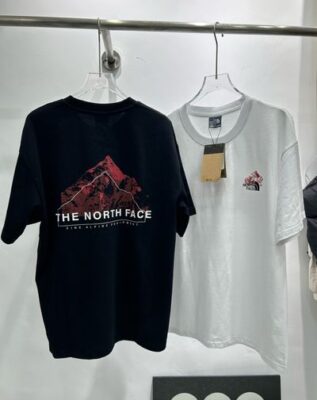 北面山脈圖案 T 恤哪裡買？
