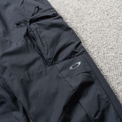 2026 春夏新款 OAKLEY 服飾配件:多功能工裝長褲與機能材質維護指南