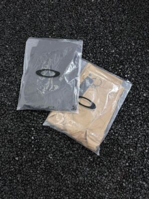 精緻 OAKLEY 衣服細節:褲腿立體壓膠 Logo 與 6 口袋工藝,版型挺括不變形