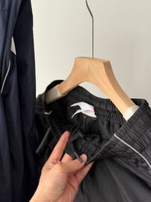 聯名藍色長褲：低調高級的梭織質感