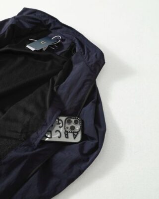 日系 BEAMS Fred Perry 穿搭：寬鬆版型防風外套，內裡透氣網布運動不悶熱