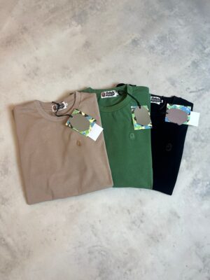 極簡風短袖素 T 推薦：A Bathing Ape 小標設計，低調質感的潮流素 TEE