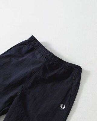 塔斯蘭尼龍機能服飾：BEAMS x Fred Perry 聯名套裝，輕量防水耐磨材質