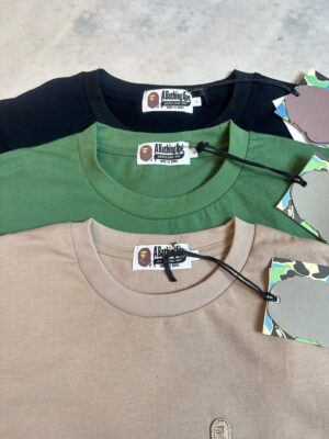 2026 春夏 BAPE 衣服新款：刺繡重磅素踢