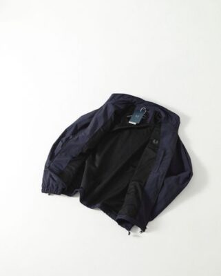 2026 春夏爆款 Fred Perry 服飾：深藏青運動外套，下擺抽繩調節機能設計