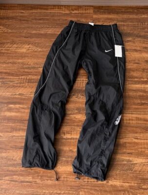 Gorpcore 風格必備：Supreme 防水梭織褲搭配