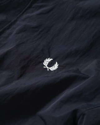 Fred Perry 服飾哪裡買？BEAMS 聯名深藏青運動套裝，City Boy 穿搭首選