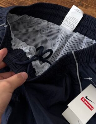 Supreme Swoosh 聯名長褲實拍：黑色藍色細節展示，低調 Swoosh Logo