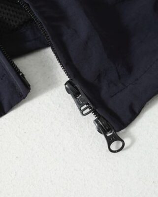 專業 Fred Perry 聯名外套評價：胸前飽滿月桂枝 Logo，隱形拉鍊設計細節