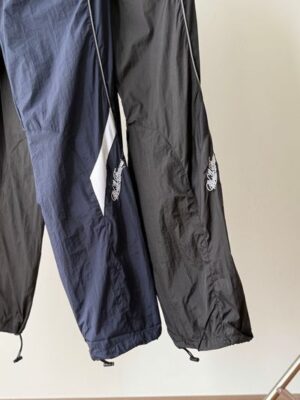 質感機能素踢搭配長褲：Supreme 聯名款