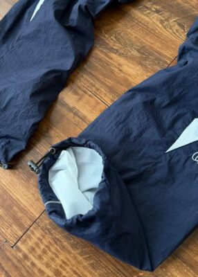 夏季涼感機能褲：Supreme 輕薄梭織長褲，搭配素踢素 T 打造清爽造型