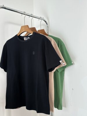 男女同款 短袖素T 恤推薦：BAPE 簡約小標款，情侶裝潮流穿搭首選單品