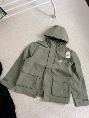 NB 服飾哪裡買？情侶工裝戶外外套，防小雨梭材質料實測推薦