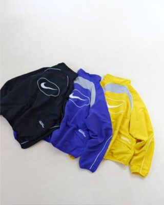 Supreme Nike 聯名長褲實拍：側邊滾邊設計細節展示，手感紮實的運動褲