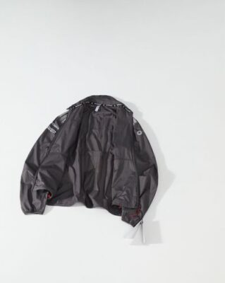 F1 車迷必入單品：Audi Revolut 聯名防曬衣，反光燙印增強夜間安全