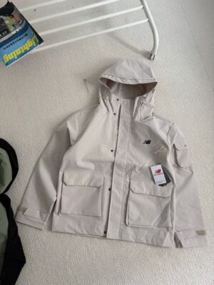 春秋戶外 NB 服飾穿搭：黑色米色抹茶綠衝鋒衣，爬山休閒百搭推薦