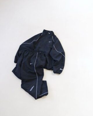 Supreme Nike 套裝穿搭建議：復古運動外套配長褲，打造美式街頭感