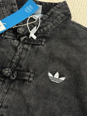 男女同款新中式外套：Adidas 經典三條槓盤扣夾克，情侶裝穿搭首選