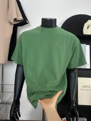 男女同款素 T 推薦：BAPE 簡約小標款，情侶裝潮流素踢穿搭首選