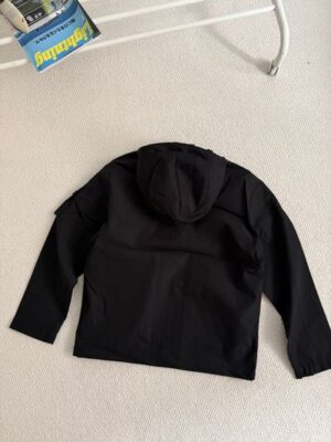 2026 春季爆款 NB 服飾：防風防雨衝鋒衣，通勤徒步全能外套