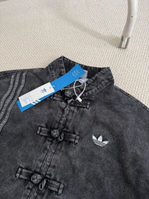 質感新中式衣服推薦：Adidas 曜石黑水洗牛仔，低調高級的穿搭態度