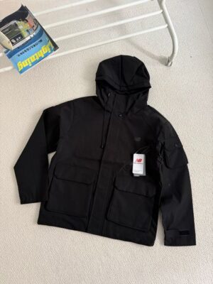 New Balance 戶外外套系列：防水防風透氣網襯，情侶衝鋒衣推薦