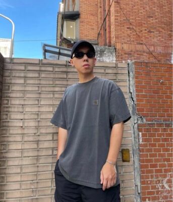 Vibe 風格必備:卡哈重磅水洗素T,搭配 OAKLEY 機能褲與古著單品