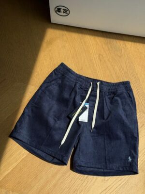 燈芯絨刺繡短褲推薦：經典小標細節，打造日系 City Boy 復古穿搭