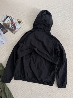 男女同款北臉夾克：TNF 紫標黑色與軍綠色實拍，情侶裝潮流穿搭