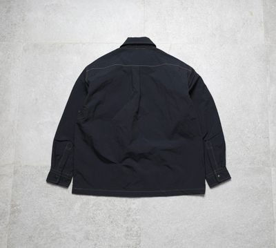 山系 Gorpcore 穿搭建議：And Wander 灰綠色襯衫，打造日系簡約風格