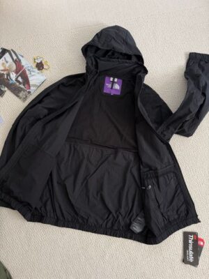 TNF 紫標經典刺繡 Logo：防曬外套領口隱藏帽設計，展現日系機能美學