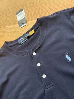 經典刺繡標誌三粒扣亨利領 Polo