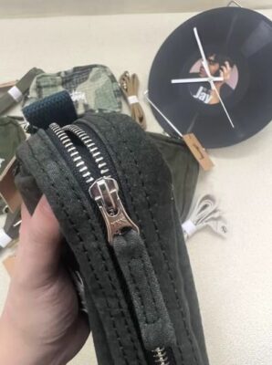 純黑色耐髒斜挎小包