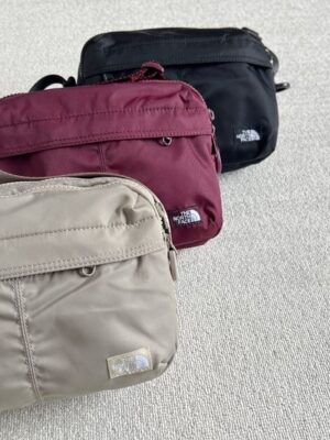 TNF 純色刺繡斜挎包 低調山系風城市通勤百搭機能小包
