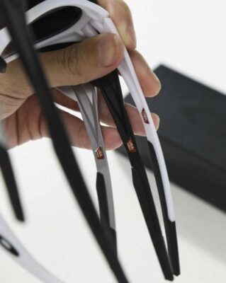 Oakley 男女通用偏光墨鏡 濾除水面反光戶外運動眼鏡