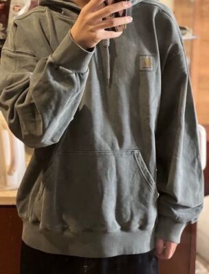 Carhartt Wip 水洗連帽衛衣胸口貼布刺繡 logo 特寫