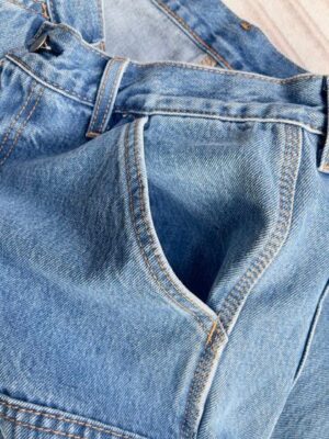 機場穿搭 Carhartt 雙膝伐木牛仔褲